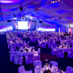 Erste Großveranstaltungen mit exklusivsten Einrichtungen werden ausgestattet... Innenhimmel, exklusive Bestuhlung mit Hussen, Teppichboden... halten Einzug!