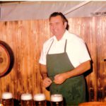 Der Schicksalsschlag - Firmengründer Friedrich sen. verunfallt, er fehlt an allen Ecken und Enden, trotzdem muss es weitergehen. Die Chefin Annemarie übernimmt gemeinsam mit dem vier Kindern, Friedrich jun., Sonja, Harald und Thomas. Mit viel Einsatzbereitschaft und Zusammenhalt kann die Erfolgsgeschichte weitergehen.