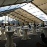 Transparente Planenausstattungen sorgen für viel Licht in den Zelten.